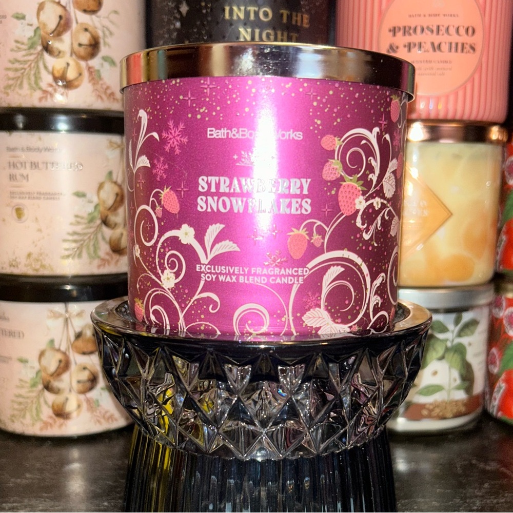 Bath and Body Works Strawberry Snowflakes 3 Wick